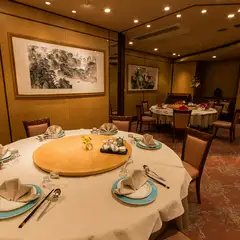 最大80名までOK。大人数でのパーティーができる広々ダイニング