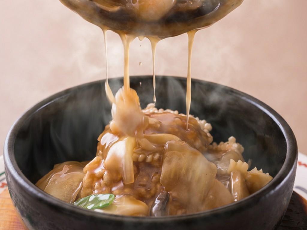 具沢山の中華餡が絶品『海鮮石焼おこげ』