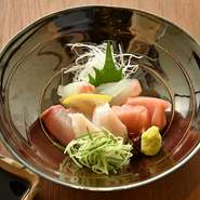 オーナーが毎朝自ら仕入れる新鮮な旬の魚をはじめ、姫路近辺の食材を多数扱っています。姫路は山と海が迫っている地形のため、海の幸も山の幸も非常に美味しく魅力的な食材が揃っています。