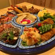 集会、お祭り、お祝い、御法用のお食事にどうぞ。全て手作りです。
こちらは予約制になります。配達も姫路市内なら可能です。
1個(5人前)から大丈夫です。