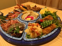 集会、お祭り、お祝い、御法用のお食事にどうぞ。全て手作りです。
こちらは予約制になります。配達も姫路市内なら可能です。
1個(5人前)から大丈夫です。