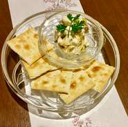 秋田県名産のいぶりがっこうをきざみ、クリームチーズと和えました。クラッカーと一緒にどうぞ！