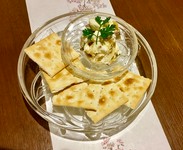 秋田県名産のいぶりがっこうをきざみ、クリームチーズと和えました。クラッカーと一緒にどうぞ!