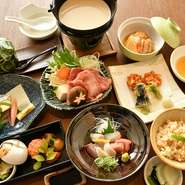月替わりで、地産地消食材にこだわった旬のものを種類豊富に取り揃えて作られる5000円コース『道中』8～10品ほどの贅沢なボリュームとなっています。満足度の高い人気コースです。