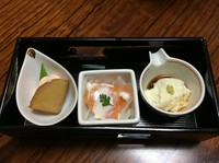 コース料理の最初を彩る『前菜』。季節ごとの食材を使って、酢の物、焼き物、揚げ物など、冷めても美味しく食べられるものを詰め合わせています。最初の一杯とともに、食事時間の始まりを楽しめる一皿です。