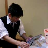 お客様にお店を選んでいただいたということは、とてもありがたいことです。言葉遣いや目線の位置などの基本的なことを大事にしながら、お客様の気持ちを考えて行動することを心がけています。