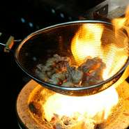 炭の火力で豪快に焼き上げる様子は、目で見ても楽しめる光景。知覧鶏のプリッとした食感が、強い火力で焼かれる事で、よりジューシーに引き締まります。こだわりのゆず胡椒で召し上がれ。