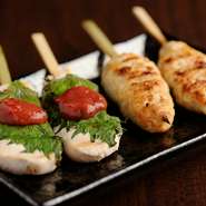 地元姫路の美味しい地鶏「但馬地鶏」を使用。ひと串ひと串、丁寧に串刺し焼き上げています。写真はボリュームのあるつくねと、梅肉が絶妙な加減の一串。