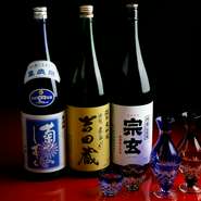 街には歴史ある蔵元が、多数現存しています。『宗玄酒造　無濾過生原酒』や『数馬酒造　竹葉』など、「加賀屋」の在する能登のお酒も愉しめます。石川県の個性豊かな地酒を、飲み比べてみてはいかがでしょう。
