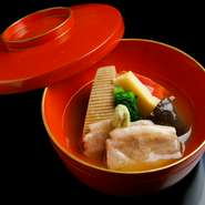 薄く小麦粉をまぶした合鴨は京都産。加賀の伝統食材でもある「すだれ麩」、さらに加賀野菜の青菜が入ります。掌にすっぽりと収まる椀の中には、加賀の伝統が詰め込まれています。