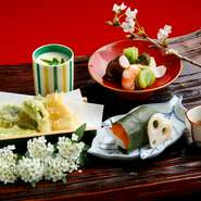 ひとつひとつの器の中には、石川県の四季を表現しています。魚介は、なるべく石川県七尾より直送したものを使用。会席には加賀野菜を必ず使い、加賀の味を堪能いただいております。

