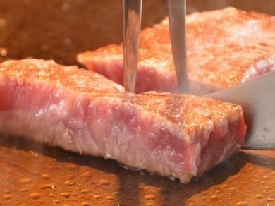 このボリューム感がうれしい『厚切り牛タンのステーキ』～フルール・ド・セルと柚子胡椒で～
