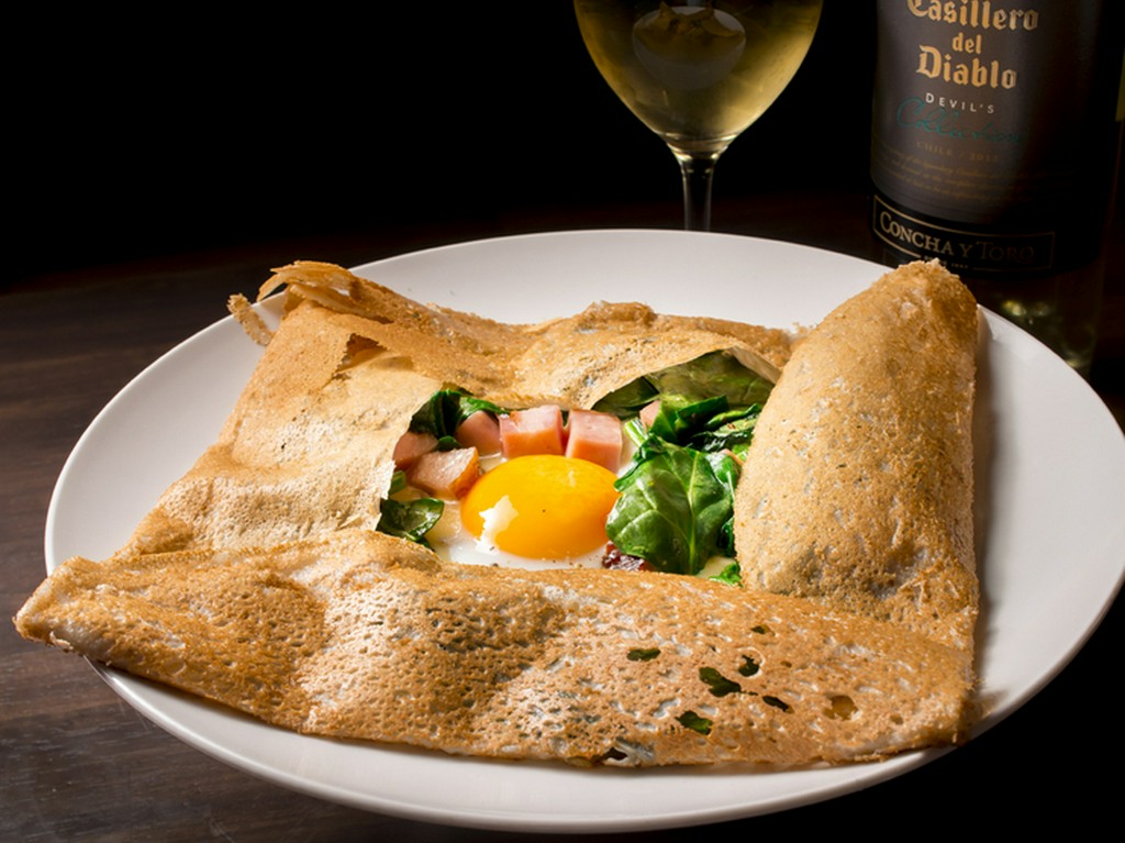 そば粉の生地から手づくりした『ベーコンとホウレン草のガレット』