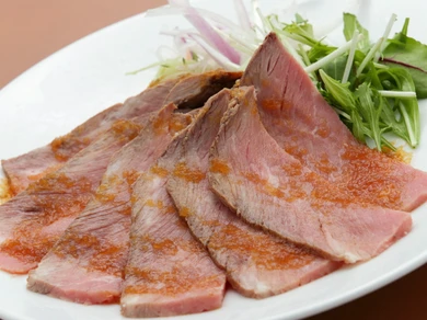 肉の旨味を最大限に引き出した『自家製薄切りふわふわローストビーフ』