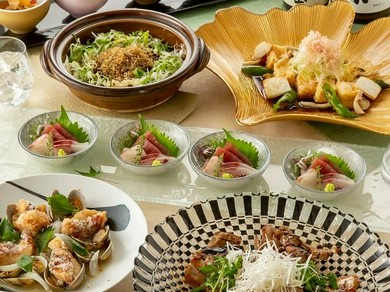 バリエーション豊富な料理を囲んで盛り上がる歓送迎会