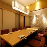 小規模の集まりのできる個室や、静かでくつろげる個室など、個室の規模はさまざま。団体様も収容可能な大部屋もあり、会社での宴会や仲間内の飲み会にも利用できます。宴会人数は2～最大36名です。