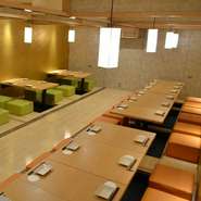 大人数での宴会にも使えるそれぞれタイプの違う個室が用意されています。
会社の集まりや同窓会、打ち上げなど大人数での宴会にどうぞ。
宴会人数は2～最大36名です。