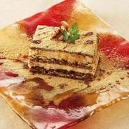 女性に支持が高い本格的な和の料理とドリンクが多数揃っているのも魅力のひとつ。『梅小町』や『風花』といったネーミングも可愛い創作和風カクテルや優しい味わいの和食を楽しめます。