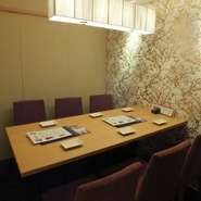 京風色使いで雰囲気のある個室。
全席個室の上、駅からアクセスもしやすく小さな子ども連れでもゆったり和食を味わえると評判です。