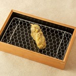 出汁で甘辛く炊いた竹の子を国産牛で巻きました。旨味が溢れる逸品。