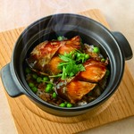 ほろっとふんわり繊細な鰆をコクのあるタレで焼き、出汁でふっくら炊きあげたご飯とご一緒に。