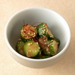 3～特大サイズの金目鯛を、丸ごと煮付けた一品。ふんわり柔らかい白身に、じっくり染み込んだ甘辛いタレは良く合います。売り切れることもある人気メニューです。