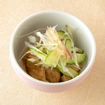 シャリを覆いつくすかのように、たっぷりと乗せられた「雲丹・いくら・蟹」。一口で頬張りきれないほどのネタのボリュームに、この上ない幸せを感じられます。