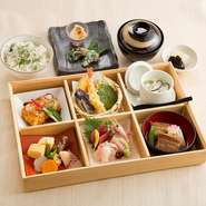 【前　菜】前菜盛り合わせ
【お造り】お造り三種盛り
【煮　物】豚肩ロースとお野菜の炊き合わせ
【焼　物】鰻の蒲焼き
【蒸　物】茶碗蒸し
【揚　物】大海老と白身魚の天ぷら盛り合わせ
【強　肴】特選牛ステーキ