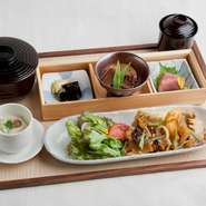 （小鉢/椀/香の物付き）
週により内容が異なる為、写真はイメージとなります。
※ご飯大盛無料
※ご飯おかわり100円（税込）
