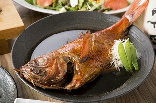 しっかりとした味付けで、日本酒も進む『特大　金目鯛の煮付け』