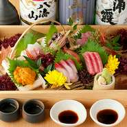 その日入荷した新鮮な旬の鮮魚を、たっぷり堪能できる盛り合わせ。移ろいゆく季節の中で現れてくる上質な美味しさを切り取り、お客様へとお届けしています。七種の魚介を丁寧に盛り付けた、自慢の一品です。 

