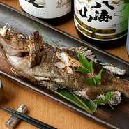 鮮魚は大分・長崎・富山・青森から取り寄せており、その時に合った調理方法でご提供。また、お肉が苦手という方には魚介のみを使用した月替わりコースもご用意しております。

