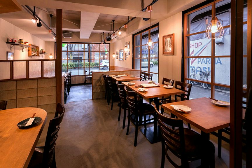 明るく清潔感があり、落ち着いた雰囲気の店内はオシャレ和モダン