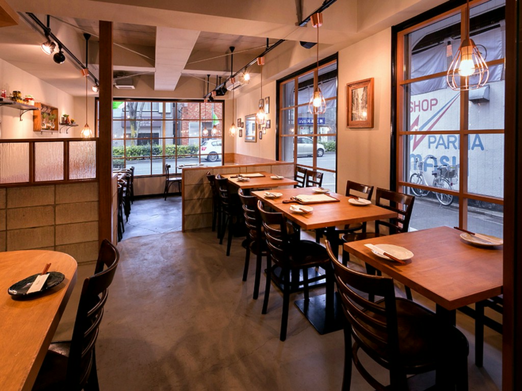 明るく清潔感があり、落ち着いた雰囲気の店内はオシャレ和モダン