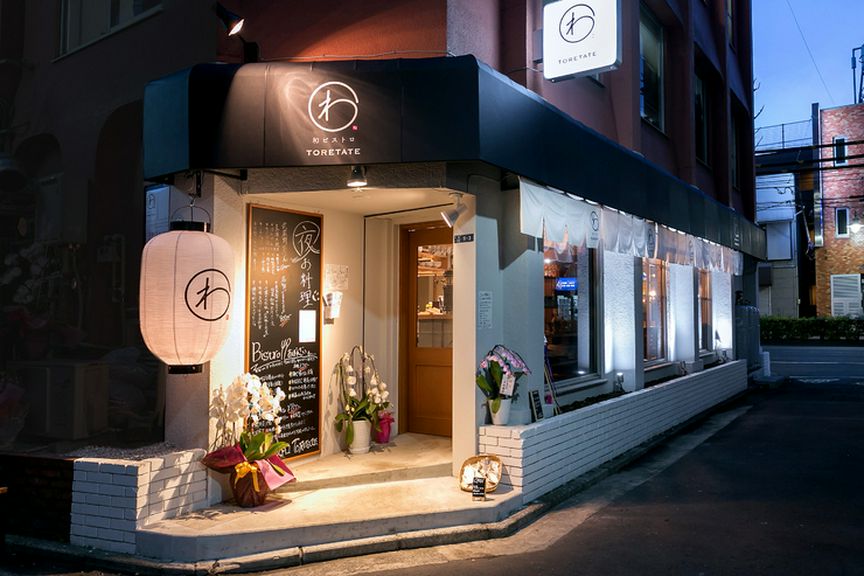 洗練された雰囲気と人目を惹く外装に、思わず入りたくなるお店