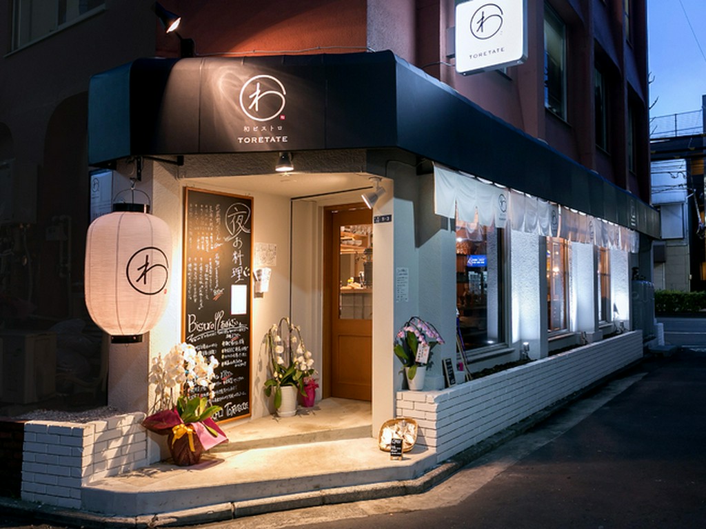 洗練された雰囲気と人目を惹く外装に、思わず入りたくなるお店