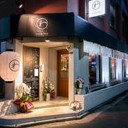 暖簾や提灯が「和」の雰囲気を醸すオシャレな外観。店内は和モダンなデザインで、落ち着いて寛げる空間です。外装や内装の洗練されたオシャレなデザインから、お店のこだわりが見え、つい引き込まれます。
