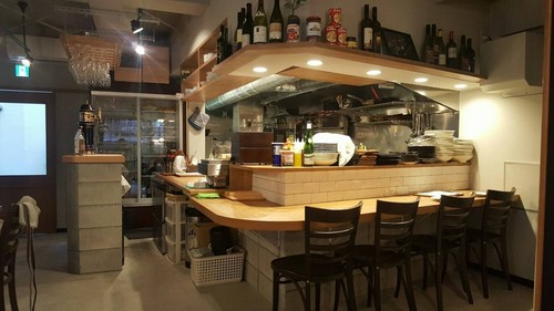 ふらっと気兼ねなく利用できるカウンター席