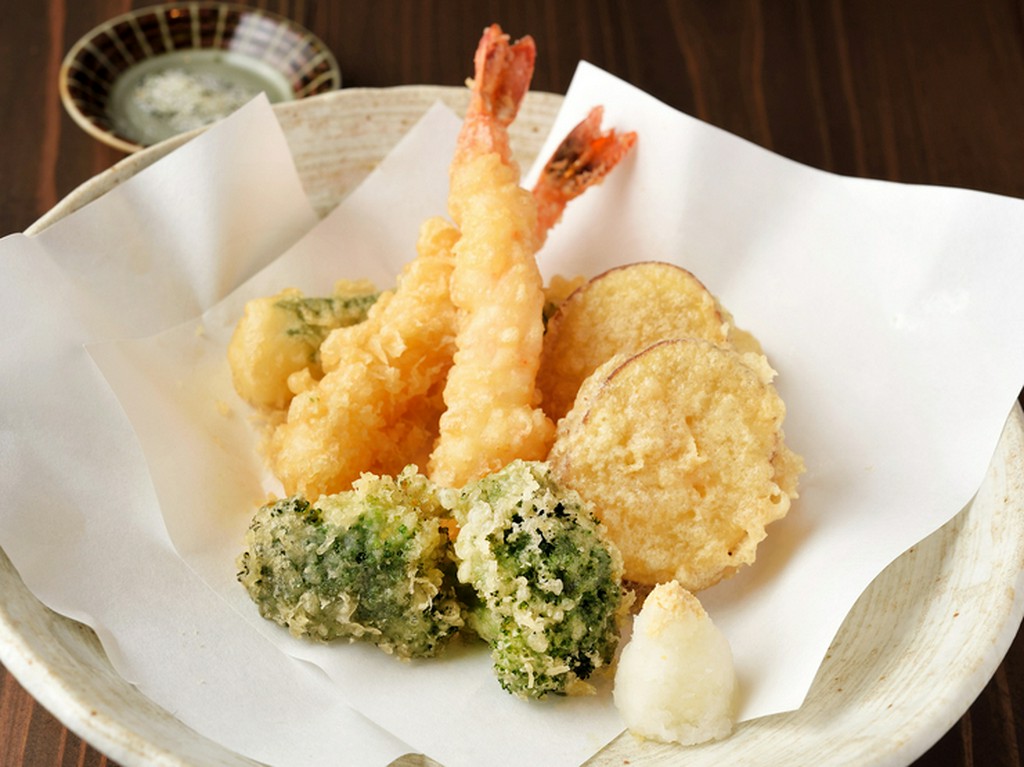 旬の食材をサクッと揚げる日替わりの『天麩羅盛り合わせ』