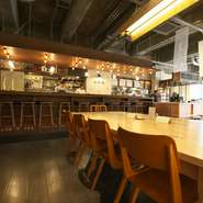 オープンキッチンのカウンターとテーブル席からなる広々としたスペースは、30名以上で貸切も可能。歓送迎会や会社の宴会、仲間内での飲み会など幅広いシーンで利用できます。