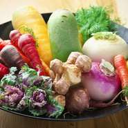 料理に使われるのは、能登の【あんがとう農園】から届く加賀野菜や、地元の旬野菜。ミニキャロットやキャベツのようなツチベール、黄色いニンジン、緑の大根など彩り豊かで、目でも楽しませてくれます。