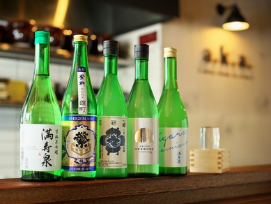 地酒をはじめ、県内外のお酒が種類豊富な品揃え