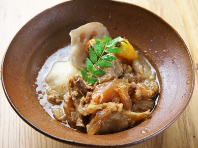 口の中でとろけるように柔らかい『牛スジの糀煮込み』