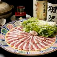 合鴨を程よく湯通しして、水菜と合わせてどうぞ。大阪から取り寄せているポン酢にくぐらせて、さっぱりと食べられます。こちらの合鴨は鮮度も高く、上質でマイルドな味わいが特徴的です。