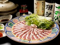 合鴨を程よく湯通しして、水菜と合わせてどうぞ。大阪から取り寄せているポン酢にくぐらせて、さっぱりと食べられます。こちらの合鴨は鮮度も高く、上質でマイルドな味わいが特徴的です。