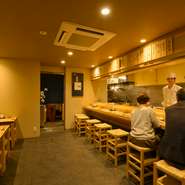 シンプルな内装が印象的な清潔感あふれるお店。職人との会話が弾むカウンター席で、ゆったりと食事を楽しんでみてはいかがでしょう。フレンドリーで心地よい接客に、つい長居をしてしまいそう。
