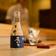 旬のネタの味わいを引き立てる、こだわりの日本酒