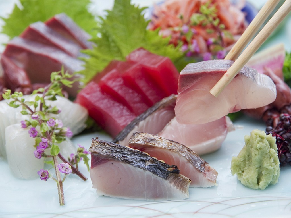 毎日、瀬戸内の市場から新鮮魚介類が入荷