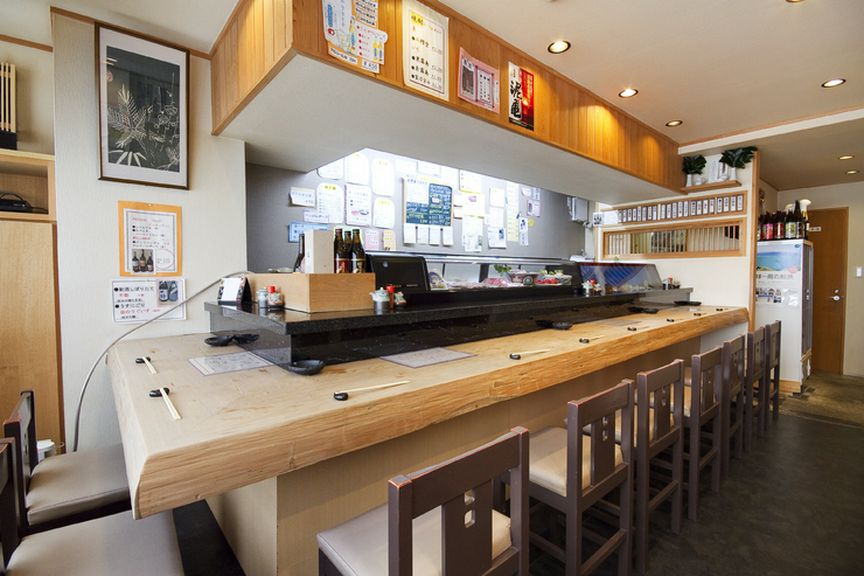 落ち着いた大人の雰囲気の店内