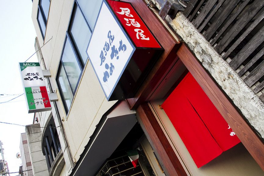 人気の二番町にございます 階段を二階に上がって下さい